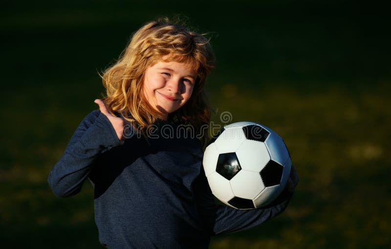 Niños Jugando Fútbol Feliz Disfrutando De Deportivas De Fútbol Niños Fútbol Futbolín. Niño Sujetando El Fútbol Foto de archivo - Imagen de exterior, juego: 275595750