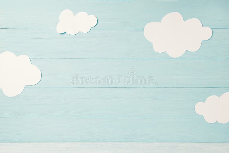 Niños O Tarjeta De Bebé, Nubes Blancas Sobre El Fondo Azul Claro De La  Madera, Tonificadas Imagen de archivo - Imagen de saludo, interior:  173428017