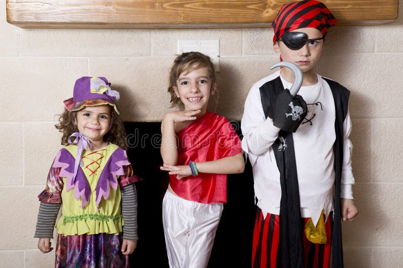 Niño Vestido Como Pirata Muchacha En Las Actitudes En El Fondo Blanco  Imagen de archivo - Imagen de positivo, traje: 73060797