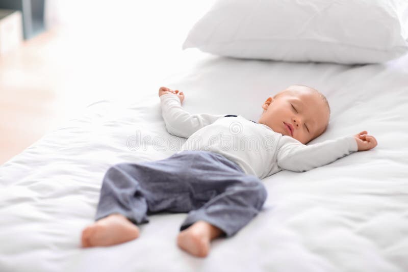 Ni?o peque?o lindo que duerme en cama imagen de archivo libre de regalías Ni?o peque?o lindo que duerme en cama imagen de archivo libre de regalías
