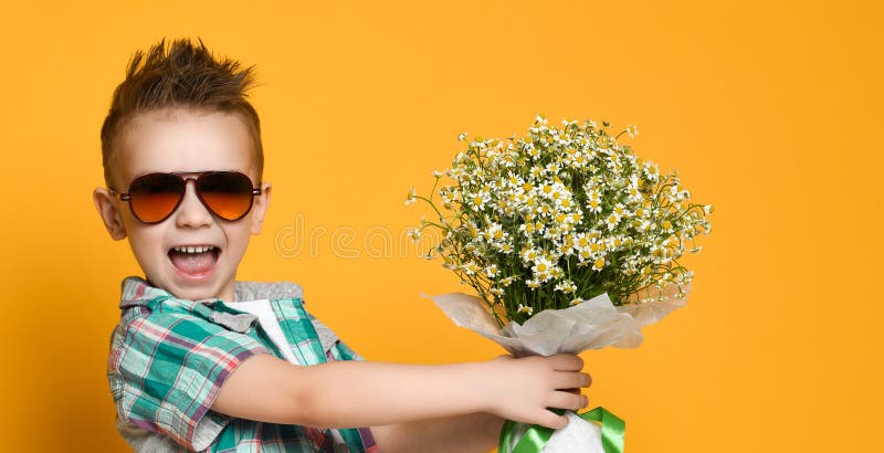 Ni?o peque?o lindo que sostiene un ramo de flores fotos de archivo libres de regalías Ni?o peque?o lindo que sostiene un ramo de flores fotos de archivo libres de regalías