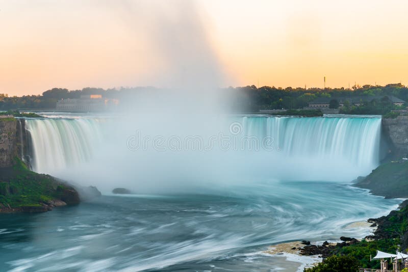 Niagara Cai do lado do Canadá antes do pôr do sol com céu limpo, Niagara, Canadá imagens de stock Niagara Cai do lado do Canadá antes do pôr do sol com céu limpo, Niagara, Canadá imagens de stock