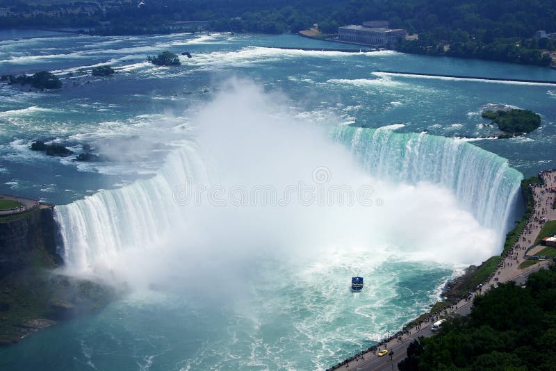 Horseshoe Falls, il lato Canadese delle Cascate del Niagara, veduta aerea che mostra la Maid of the Mist barca, come pure il superiore del Fiume Niagara.