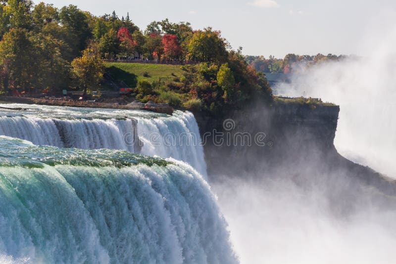 Niagara Falls en otoño, los E.E.U.U. foto de archivo libre de regalías Niagara Falls en otoño, los E.E.U.U. foto de archivo libre de regalías