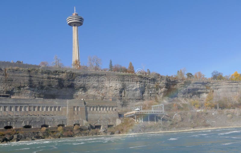NIAGARA FALLS, KANADA - 13. November 2016: Der Skylon-Turm ist lizenzfreie stockfotografie NIAGARA FALLS, KANADA - 13. November 2016: Der Skylon-Turm ist lizenzfreie stockfotografie