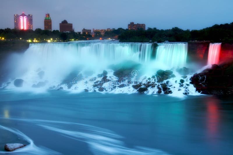 Niagara Falls nachts lizenzfreies stockbild Niagara Falls nachts lizenzfreies stockbild