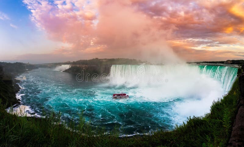 Niagara Falls på solnedgången på en sommarafton arkivfoto Niagara Falls på solnedgången på en sommarafton arkivfoto