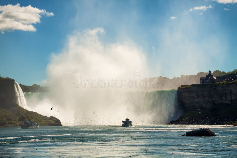 Niagaradalingen met boten en vogels royalty-vrije stock foto Niagaradalingen met boten en vogels royalty-vrije stock foto