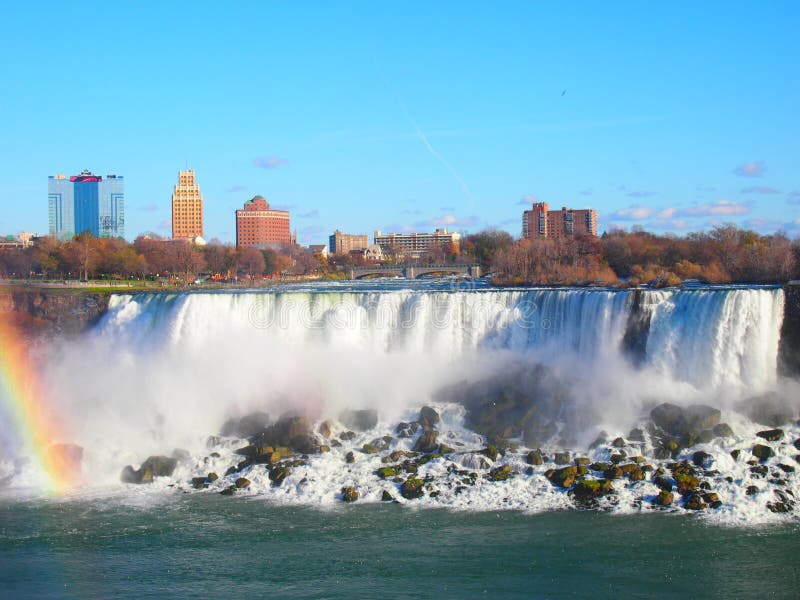 Niagaradalingen met een regenboog op een dag met blauwe hemel Canada royalty-vrije stock afbeelding Niagaradalingen met een regenboog op een dag met blauwe hemel Canada royalty-vrije stock afbeelding
