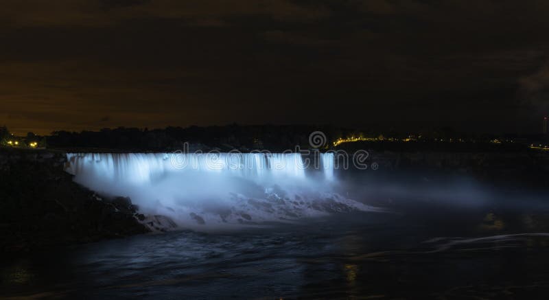 Niagarafälle in der Nacht lizenzfreie stockfotos Niagarafälle in der Nacht lizenzfreie stockfotos