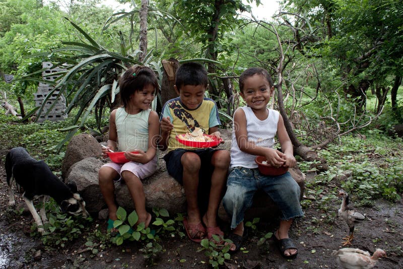 Nicaraguan kinderen in lunchtijd stock foto Nicaraguan kinderen in lunchtijd stock foto