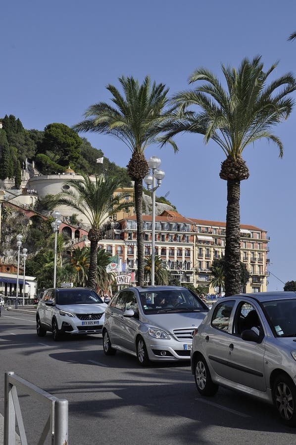 Nice, 5 september: Kade met Colline du Chateau van de oude stad van Nice van Franse Riviera stock afbeelding Nice, 5 september: Kade met Colline du Chateau van de oude stad van Nice van Franse Riviera stock afbeelding