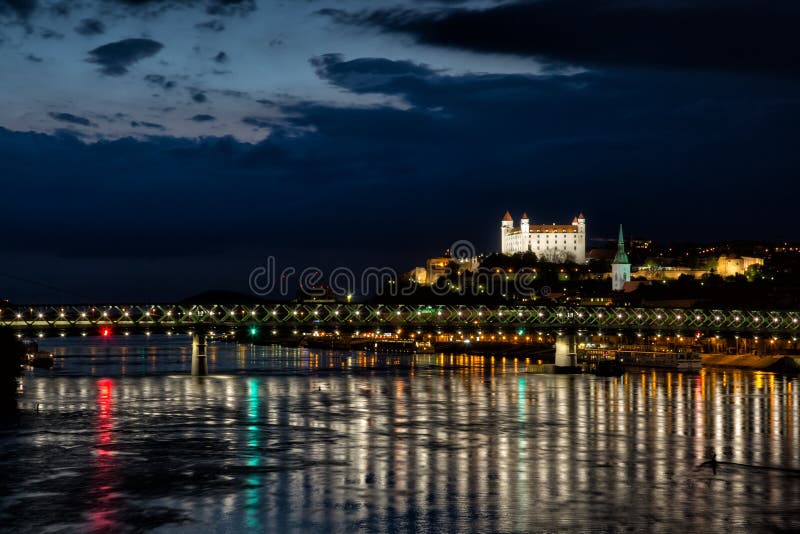 Pekný výhľad na Bratislavský hrad,