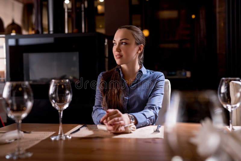 Я сижу в ресторане