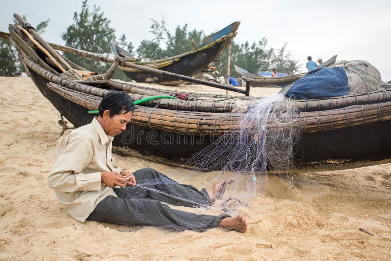 Nicht identifizierte Fischer repairin Fischernetze, Vietnam lizenzfreie stockfotografie Nicht identifizierte Fischer repairin Fischernetze, Vietnam lizenzfreie stockfotografie