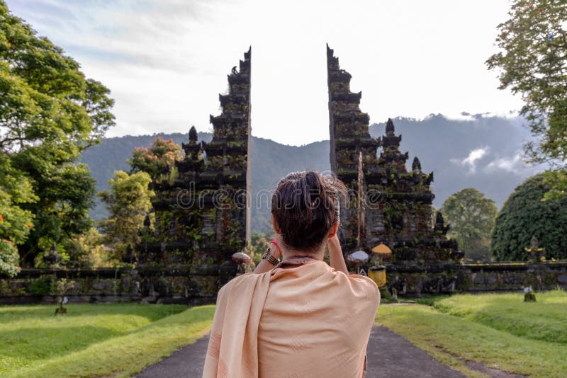 Nicht identifizierte Frau am traditionellen Tor in Bali lizenzfreies stockfoto Nicht identifizierte Frau am traditionellen Tor in Bali lizenzfreies stockfoto
