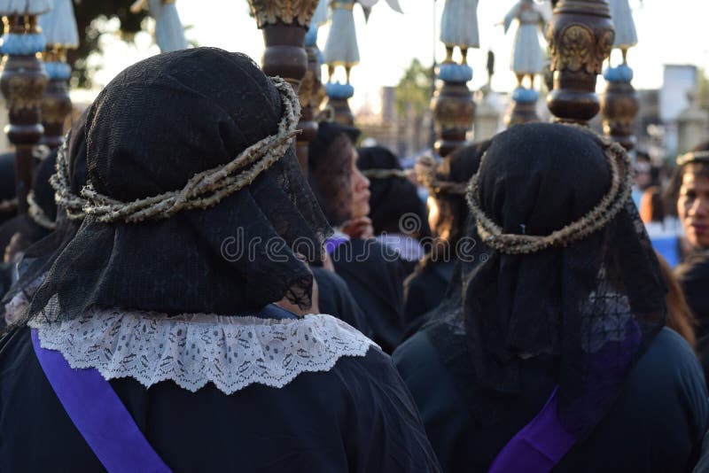 Nicht identifizierte Frauen Penitents in der Tracht und in der Krone von den bitteren Kräutern, die Engelsfigürchen-Zepterstellun stockbilder Nicht identifizierte Frauen Penitents in der Tracht und in der Krone von den bitteren Kräutern, die Engelsfigürchen-Zepterstellun stockbilder