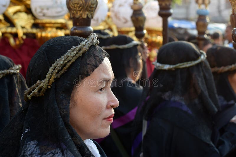 Nicht identifizierte Frauen Penitents in der Tracht und in der Krone von den bitteren Kräutern, die Engelsfigürchen-Zepterstellun stockbilder Nicht identifizierte Frauen Penitents in der Tracht und in der Krone von den bitteren Kräutern, die Engelsfigürchen-Zepterstellun stockbilder