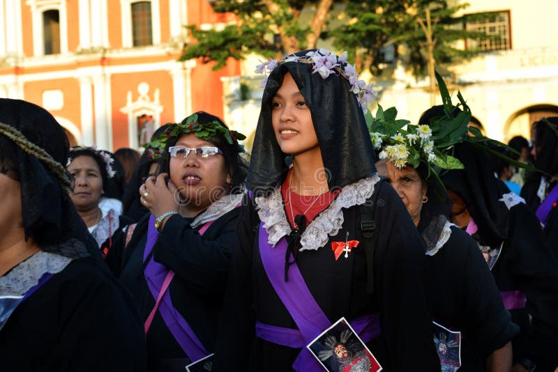 Nicht identifizierte Frauen Penitents in der Tracht und in der Krone von den bitteren Kräutern, die Engelsfigürchen-Zepterstellun stockbild Nicht identifizierte Frauen Penitents in der Tracht und in der Krone von den bitteren Kräutern, die Engelsfigürchen-Zepterstellun stockbild