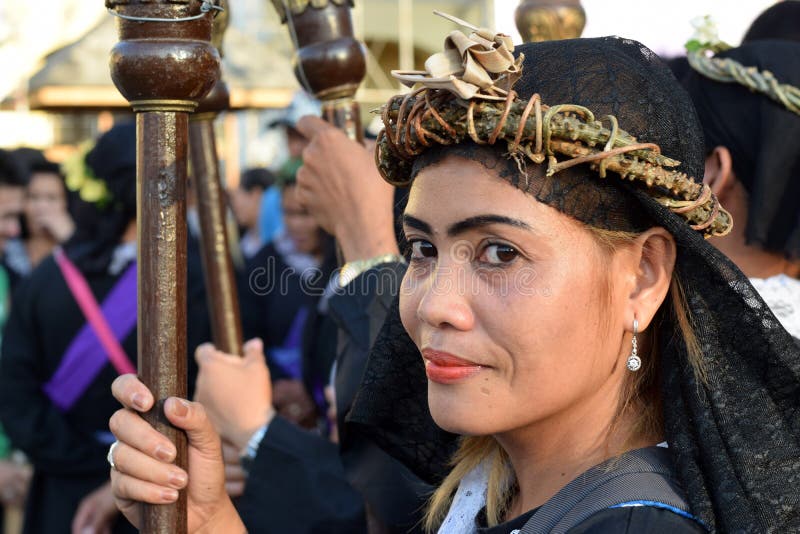 Nicht identifizierte Frauen Penitents in der Tracht und in der Krone von den bitteren Kräutern, die Engelsfigürchen-Zepterstellun stockbilder Nicht identifizierte Frauen Penitents in der Tracht und in der Krone von den bitteren Kräutern, die Engelsfigürchen-Zepterstellun stockbilder
