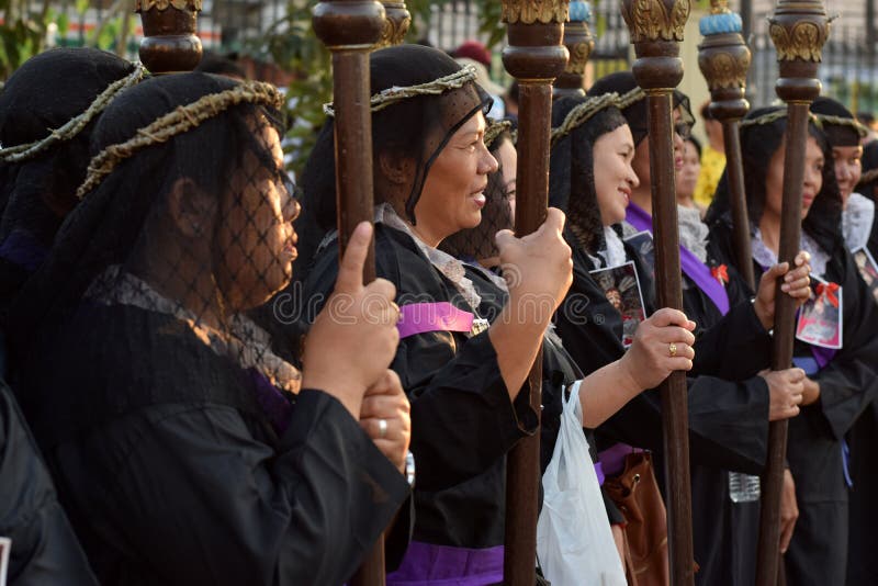 Nicht identifizierte Frauen Penitents in der Tracht und in der Krone von den bitteren Kräutern, die Engelsfigürchen-Zepterstellun stockfotos Nicht identifizierte Frauen Penitents in der Tracht und in der Krone von den bitteren Kräutern, die Engelsfigürchen-Zepterstellun stockfotos