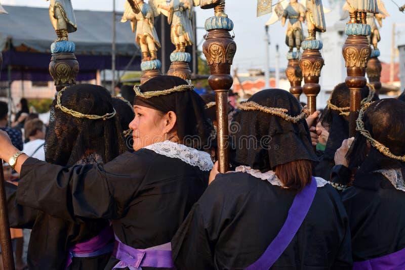 Nicht identifizierte Frauen Penitents in der Tracht und in der Krone von den bitteren Kräutern, die Engelsfigürchen-Zepterstellun stockfoto Nicht identifizierte Frauen Penitents in der Tracht und in der Krone von den bitteren Kräutern, die Engelsfigürchen-Zepterstellun stockfoto