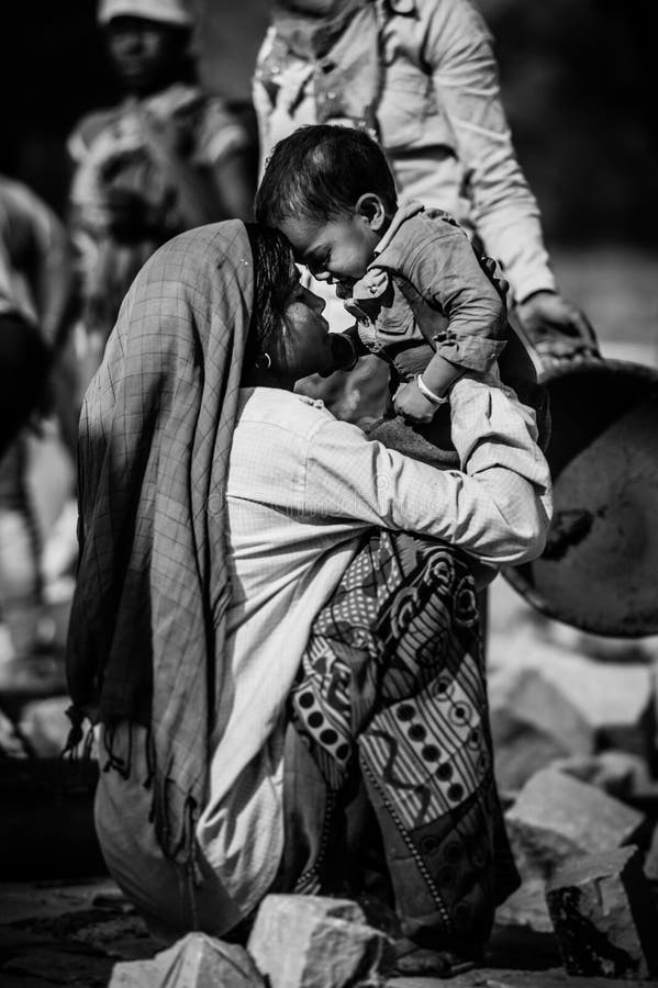 Nicht identifizierte indische Frau mit Kind, wie in Jaipur gesehen Arbeitende indische Mutter lizenzfreie stockfotos Nicht identifizierte indische Frau mit Kind, wie in Jaipur gesehen Arbeitende indische Mutter lizenzfreie stockfotos