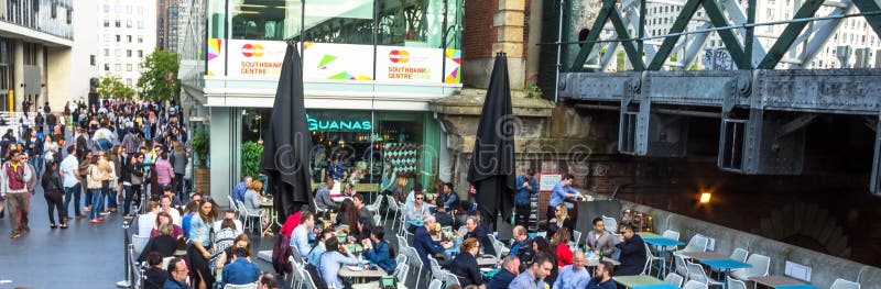 Nicht identifizierte Leute am outdoorfast Lebensmittelrestaurant stockbilder