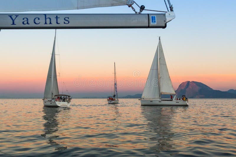 Nicht identifizierte Segelboote nehmen an der Segelnregatta teil stockfoto Nicht identifizierte Segelboote nehmen an der Segelnregatta teil stockfoto