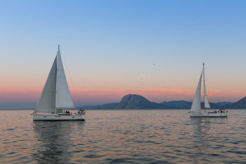 Nicht identifizierte Segelboote nehmen an der Segelnregatta teil lizenzfreie stockfotografie Nicht identifizierte Segelboote nehmen an der Segelnregatta teil lizenzfreie stockfotografie