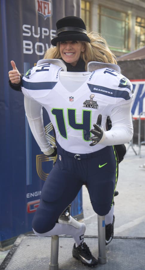 Nicht identifizierter gemachtes Foto der Seattle Seahawks Fan mit Seahawks-Teamuniform auf Broadway während der Woche des Super Bo stockbild Nicht identifizierter gemachtes Foto der Seattle Seahawks Fan mit Seahawks-Teamuniform auf Broadway während der Woche des Super Bo stockbild