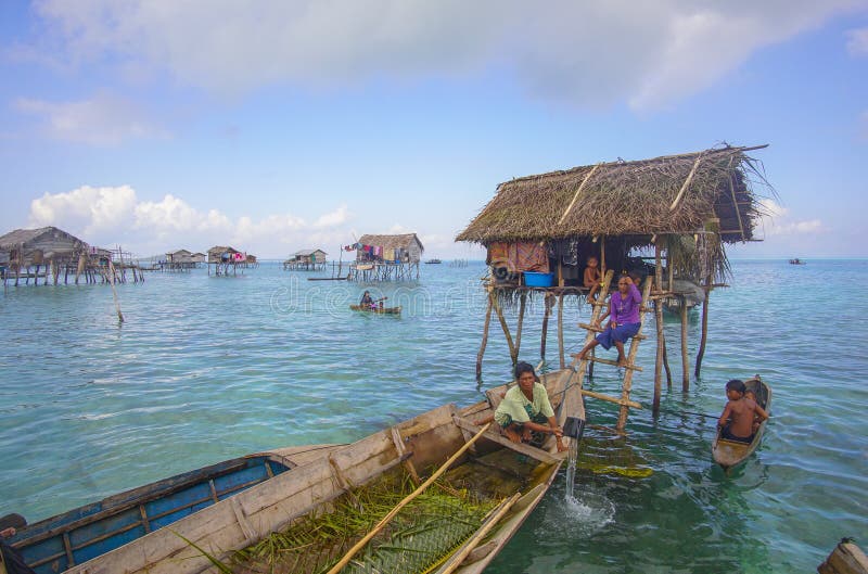 Nicht identifiziertes Bajau Laut scherzt auf einem Boot in Maiga-Insel am 19. November 2015