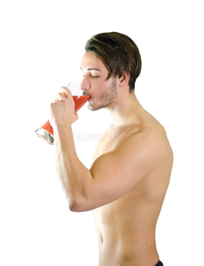 Nicht mehr Bier! Hemdloser trinkender Fruchtsaft des jungen Mannes vom großen Glas lizenzfreies stockfoto Nicht mehr Bier! Hemdloser trinkender Fruchtsaft des jungen Mannes vom großen Glas lizenzfreies stockfoto
