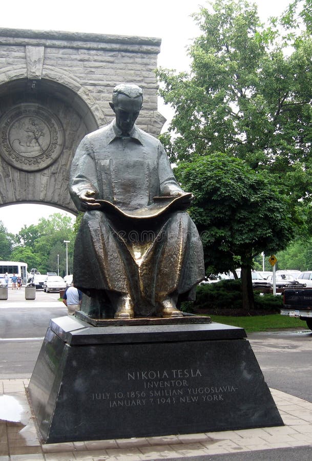 Entrada A Niagara Falls NY Con La Estatua De Nikola Tesla Imagen de