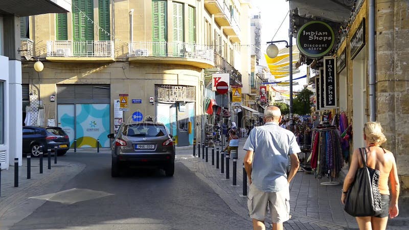 NICOSIA, ZYPERN - 10. OKTOBER 2015: Blick auf die Fußgängerzone Ledra in der Altstadt von Nicosia