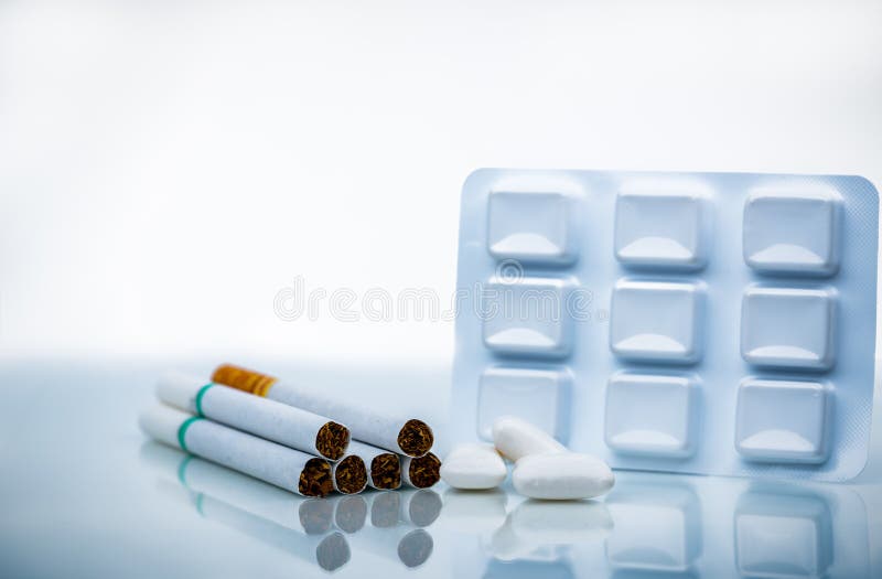 Nicotine kauwgom in blaarpak dichtbij stapel van sigaret Houd met op rokend door de gom van de gebruiksnicotine voor hulp van nic stock foto Nicotine kauwgom in blaarpak dichtbij stapel van sigaret Houd met op rokend door de gom van de gebruiksnicotine voor hulp van nic stock foto