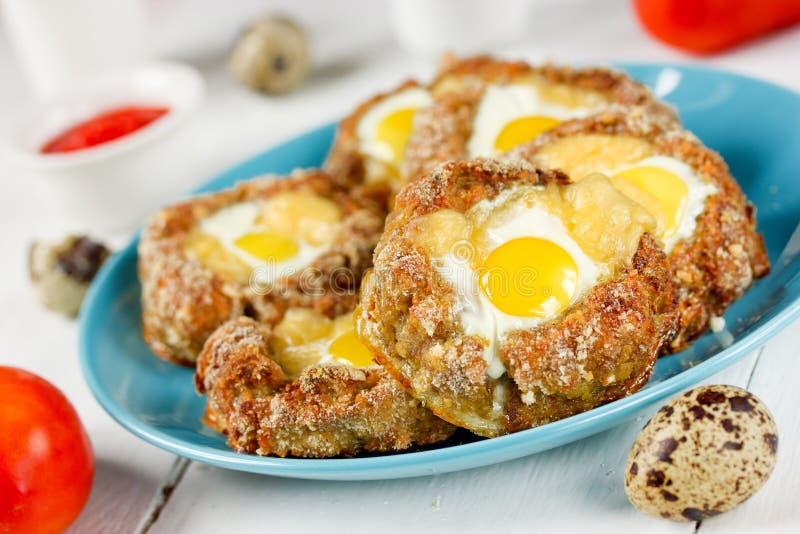 Nid de viande avec les oeufs et le fromage de caille photo stock Nid de viande avec les oeufs et le fromage de caille photo stock