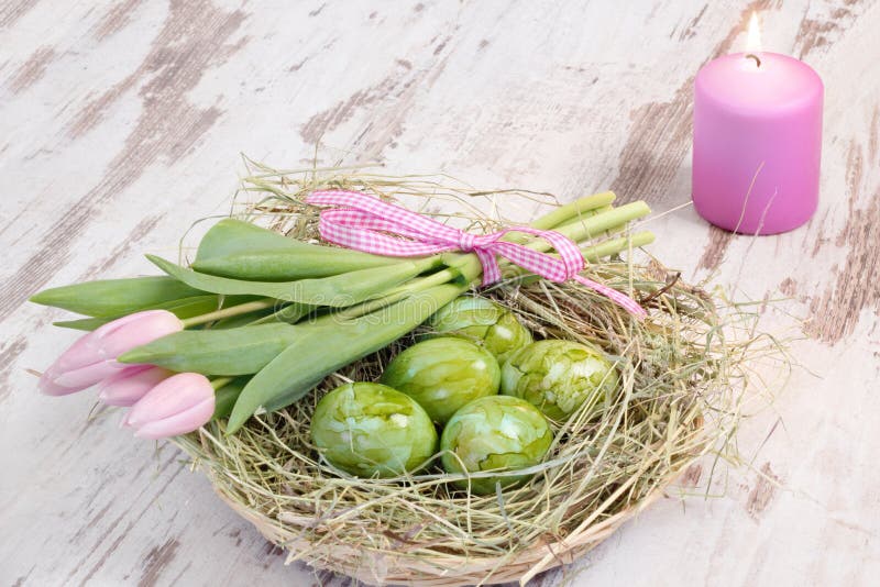 Nido di Pasqua con la candela immagine stock Nido di Pasqua con la candela immagine stock