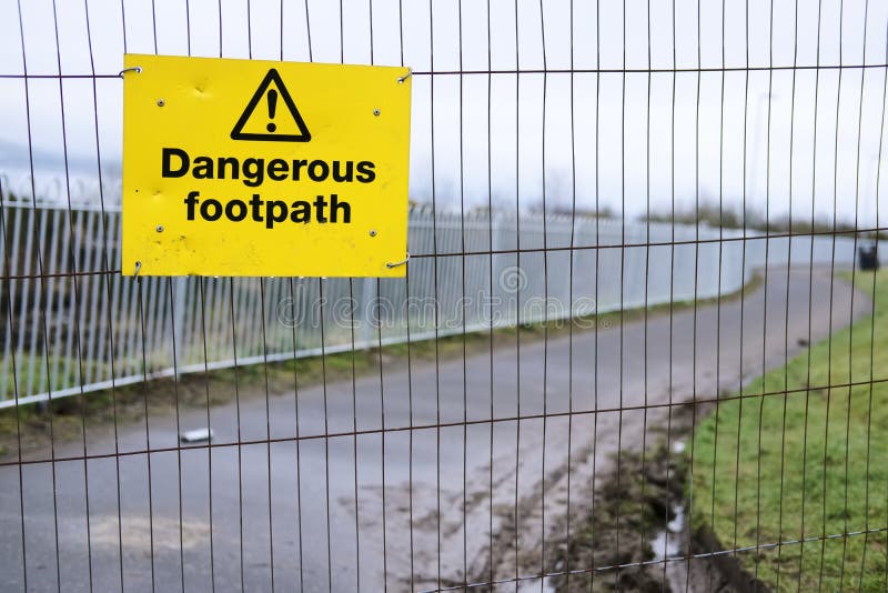Niebezpieczny footpath przejścia chodniczka znak ostrzegawczy dla pedestrians piechurów jawnego niebezpieczeństwa ludzi no chodzi obraz royalty free Niebezpieczny footpath przejścia chodniczka znak ostrzegawczy dla pedestrians piechurów jawnego niebezpieczeństwa ludzi no chodzi obraz royalty free