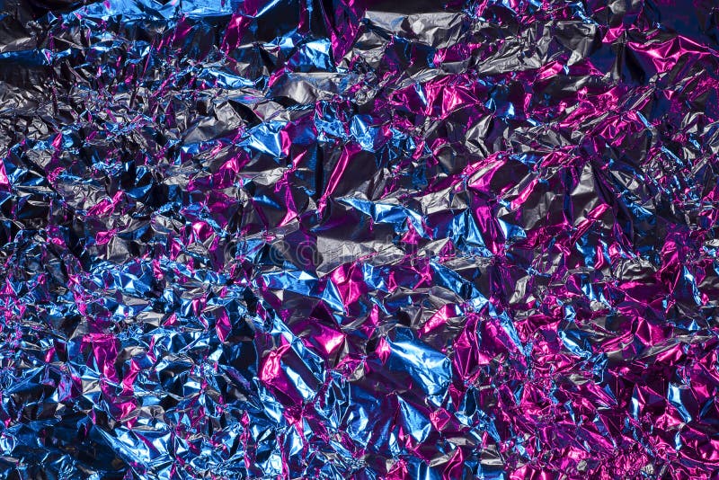 Niebieska i różowa aluminiowa pomarszczona folia tła. abstrakcyjna jasna tekstura odzwierciedlająca gradient twórczy. fotografia stock