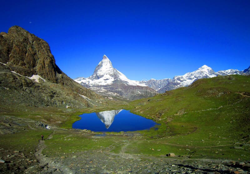 Niebieskie niebo, jasny widok Matterhorn odbicie w lata jeziorze obrazy royalty free Niebieskie niebo, jasny widok Matterhorn odbicie w lata jeziorze obrazy royalty free