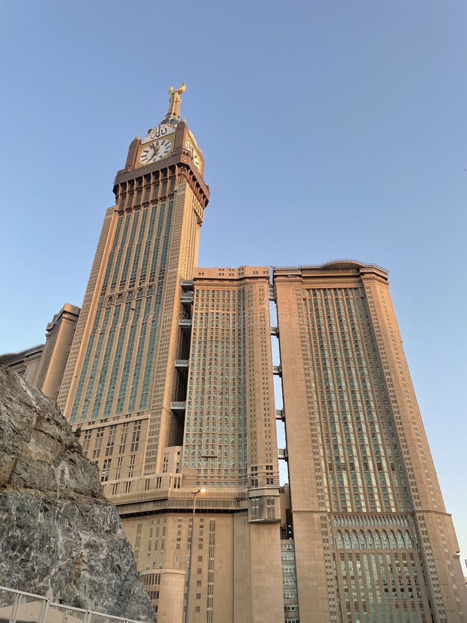 Niebieskie niebo z abraj al bait królewska wieża zegara makkah hotel z dużym zegarem na szczycie mecca saudi arabia. zdjęcia royalty free