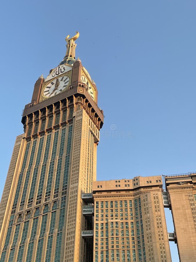 Niebieskie niebo z abraj al bait królewska wieża zegara makkah hotel z dużym zegarem na szczycie mecca saudi arabia. obraz royalty free