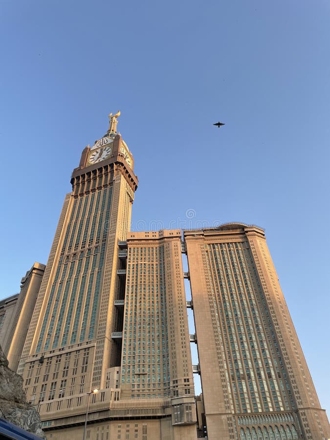 Niebieskie niebo z abraj al bait królewska wieża zegara makkah hotel z dużym zegarem na szczycie mecca saudi arabia. fotografia stock