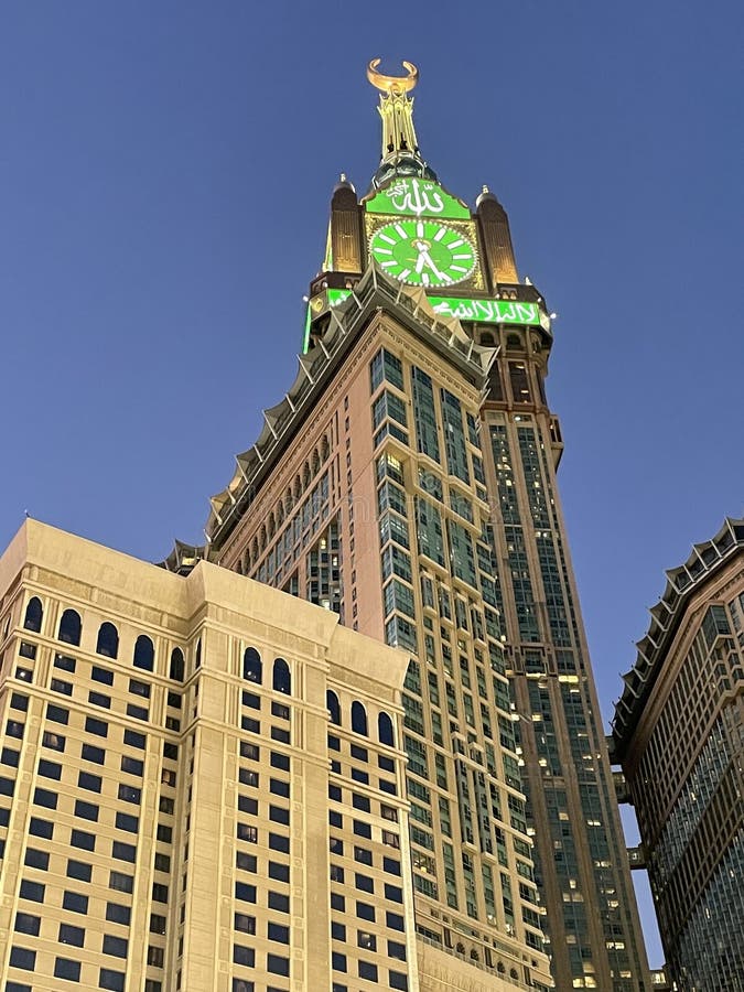 Niebieskie niebo z abraj al bait royal zegar tower makkah hotel z dużym zegarem na górze zdjęcia royalty free