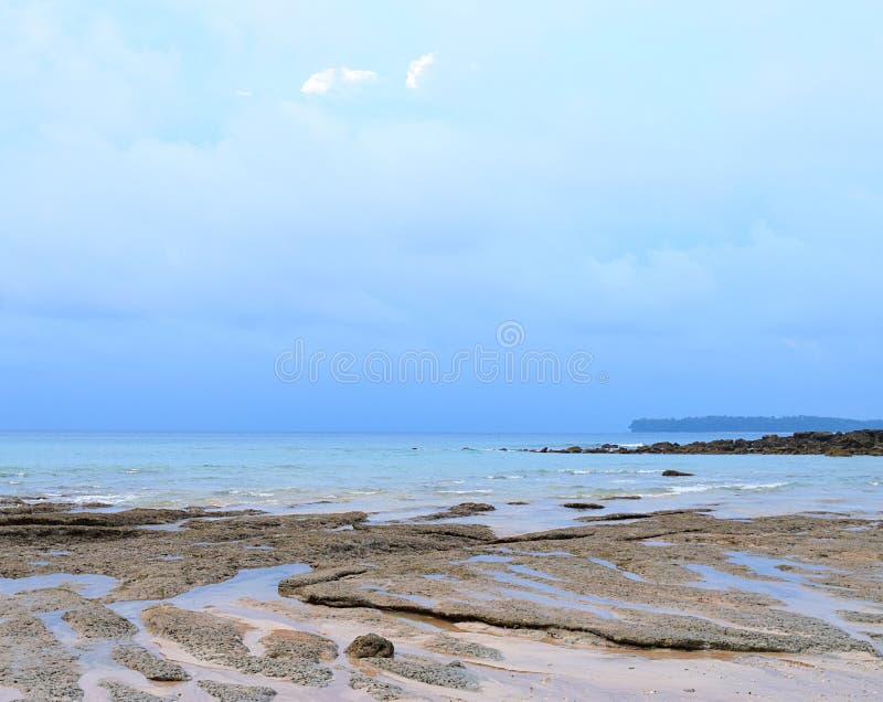 Niebieskie Niebo z chmurami i Spokojną wodą morską przy plażą Skalistą i Piaskowatą Sitapur, Neil wyspa, Andaman - Naturalnego tł zdjęcie stock Niebieskie Niebo z chmurami i Spokojną wodą morską przy plażą Skalistą i Piaskowatą Sitapur, Neil wyspa, Andaman - Naturalnego tł zdjęcie stock