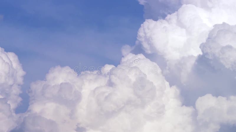 Niebieskie niebo z chmury timelapse Biała duża chmura na niebieskim niebie Duża i puszysta cumulonimbus chmura w niebieskim niebi