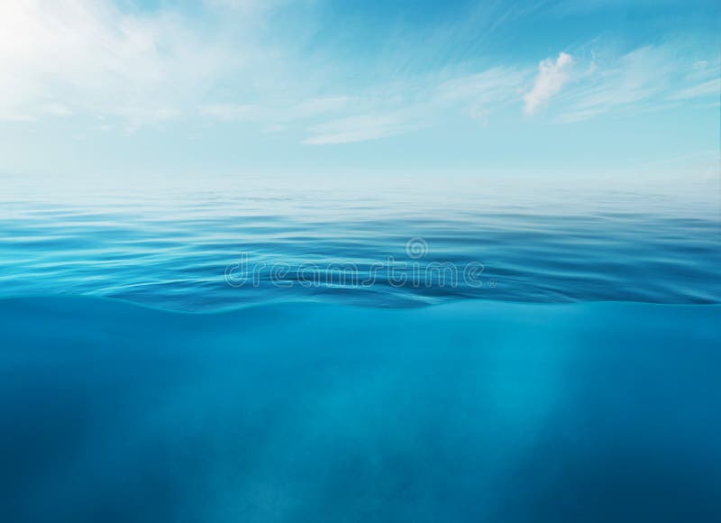 Niebieskie wody morskie lub oceaniczne oraz podwodne z słonecznym i mętnym niebem