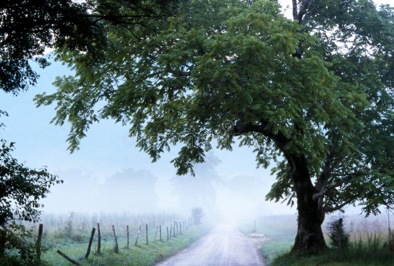 Niebla de la ensenada de Cades sobre carril de las chispas imágenes de archivo libres de regalías Niebla de la ensenada de Cades sobre carril de las chispas imágenes de archivo libres de regalías