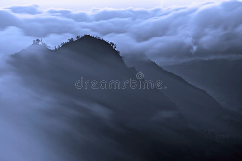 Niebla de la mañana en las montañas imagen de archivo Niebla de la mañana en las montañas imagen de archivo